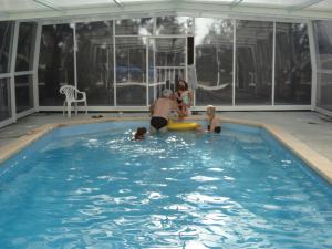 a group of people playing in a swimming pool at clos du celine in Castillonnès