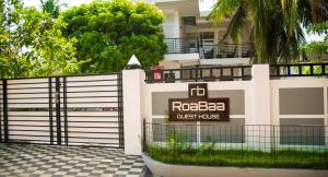 un edificio con un cancello e un cartello sopra di RoaBaa Guesthouse a Batticaloa