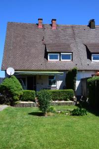 a house with a roof and a yard at Ferienwohnung Donauidylle in Lauingen