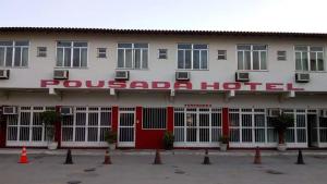 een hotel met een rood-wit gebouw bij Pousada JM in Parque Dom Bosco