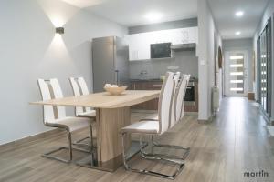 Kuchyňa alebo kuchynka v ubytovaní AllOne apartman