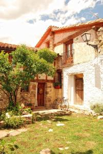 ein Haus mit einem davor geparkten Fahrrad in der Unterkunft Casa rural LA LAGUNA in Laguna del Marquesado