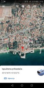 un mapa de una ciudad en un celular en Apartment Ana 2 en Sveti Filip i Jakov