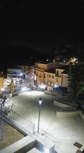 ein Parkplatz mit Schlittschuhpark in der Nacht in der Unterkunft LE RIVE - Soggiorno/Vacanza a TUFO (Avellino) in Torrioni