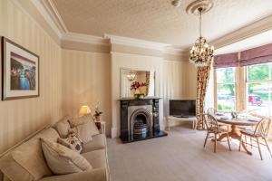 Swan View Apartment, Central Harrogate - 1 bedroom Sleeps 3 في هاروغايت: غرفة معيشة مع أريكة وطاولة