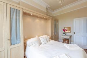 Giường trong phòng chung tại Swan View Apartment, Central Harrogate - 1 bedroom Sleeps 3