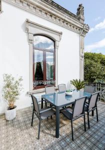 una mesa azul y sillas en un patio en Palacete Villa Idalina, en Caminha