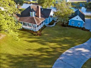 una vista aerea di una casa su un prato di A Chateau on the Bayou Bed & Breakfast a Raceland