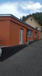 ein Gebäude mit einer Orange in der Unterkunft QM Apartment in Triberg