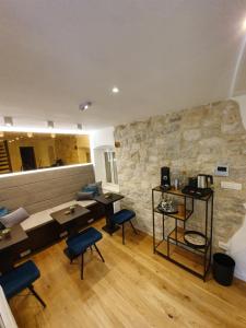 Una sala de estar con un sofá, una mesa y sillas. en THE SUITES at central Split, en Split 31 fotos más