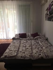 Posteľ alebo postele v izbe v ubytovaní ROSE Apartman