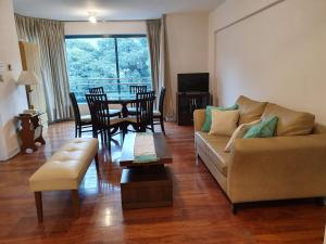 sala de estar con sofá y mesa en Apartamento DELUXE Edificio Millenium en Mendoza