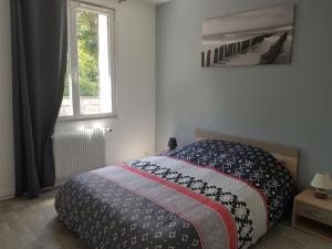 Schlafzimmer mit einem Bett und einem Fenster in der Unterkunft Le cosy d’Amboise in Amboise