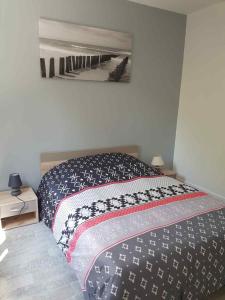 um quarto com uma cama e uma fotografia de um cais em Le cosy d’Amboise em Amboise