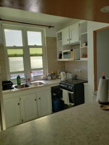 Kuchyň nebo kuchyňský kout v ubytování Midway Cottage + 9 fotografií
