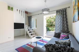 ein Wohnzimmer mit einem Sofa und einem Fenster in der Unterkunft Gardenview Selection by Kerese Apartments in Pärnu