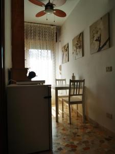 a kitchen with a table and a cat sitting on the counter at Cà ARIVANLIAL Venice villa apartament in Venice-Lido