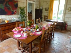una sala da pranzo con tavolo e sedie in legno di La Lézardière a Épeigné-les-Bois