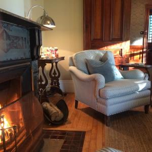 Un lugar para sentarse en The Library Inn