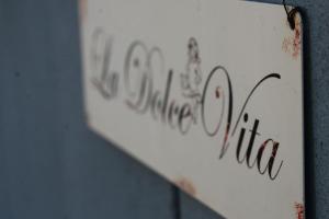 un segno con le parole scritte sulla viola di Gartenzimmer a Rubigen
