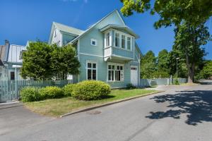 niebieski dom po stronie ulicy w obiekcie Gardenview Selection by Kerese Apartments w Parnawie