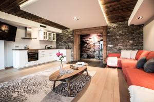 salon z kanapą i stołem w obiekcie Apartament Gubałówka w Zakopanem