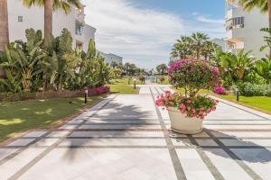 Zahrada ubytování Beach Front apartment in Puerto Banus