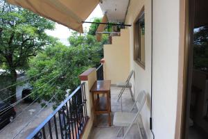 un balcón con 2 sillas y una mesa en un edificio en Zona Romántica Casa Las Magnolias, en Puerto Vallarta