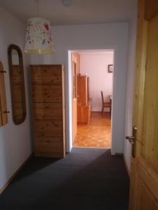 una puerta abierta a una habitación con pasillo en Ferienwohnung Miller, en Owingen