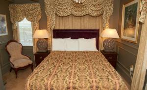 a bedroom with a bed and two lamps and a chair at Bellevue Manor in Newport