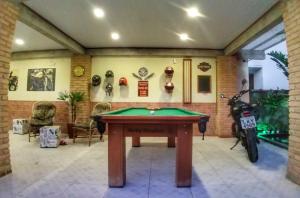 Portal Sui­tes Casa do Lago tesisinde bir bilardo masası