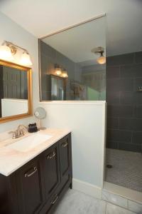 a bathroom with a sink and a shower with a mirror at Bellevue Manor in Newport