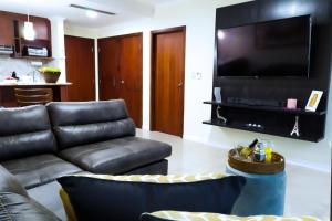 Μια τηλεόραση ή/και κέντρο ψυχαγωγίας στο Puerto Santa Ana, Suite con vista al Rio