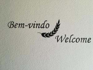 a sign that reads ben endo welcome with a feather at Casal Mala-Posta in Rio Maior