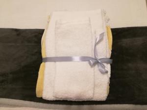 a towel with a bow on top of it at Casal Mala-Posta in Rio Maior +25 photos