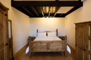 Кровать или кровати в номере Mary's Cosy Cottage on the Wild Atlantic Way