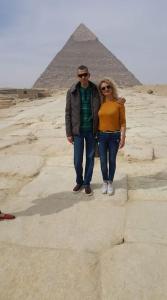 Ein Mann und eine Frau stehen vor den Pyramiden in der Unterkunft Pyramids Power Inn in Kairo