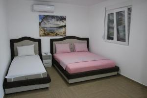 Tempat tidur dalam kamar di Zigovic Apartmani