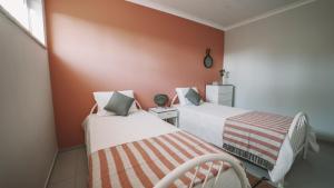 En eller flere senger på et rom på Vila Milreu Guest House