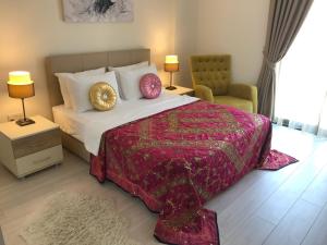 Кровать или кровати в номере Karia Plus City Apartments