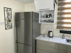 Кухня или мини-кухня в Karia Plus City Apartments

