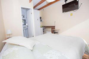 Cama ou camas em um quarto em Hostal Ravello