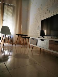 a living room with a flat screen tv and a table at Malocar in Arévalo