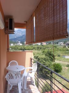 een balkon met een tafel en stoelen en uitzicht bij Apartmani Stojanović in Sutomore