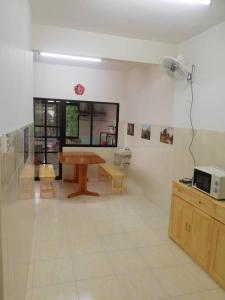 ein Wohnzimmer mit einem Tisch und einer Mikrowelle in der Unterkunft Sweethome for travelers in Seremban
