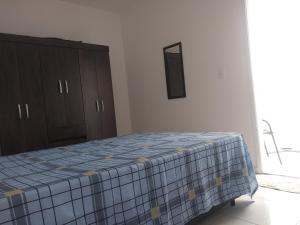 カラグアタトゥーバにあるCaraguatatuba de frente para o marのベッドルーム1室(ベッド1台、プライド毛布付)