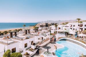 an aerial view of a hotel with a pool and the beach at Apartamentos Moraña in Puerto del Carmen