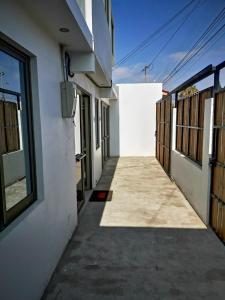 un pasillo de un edificio blanco con una puerta en Doña Francisca, en Arica