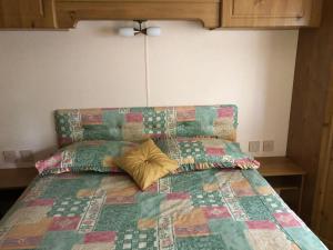 Un pat sau paturi într-o cameră la 61 Glenfinart Caravan Park