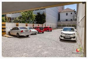 um grupo de carros estacionados num parque de estacionamento em Bandeira Hotel em Caxias do Sul